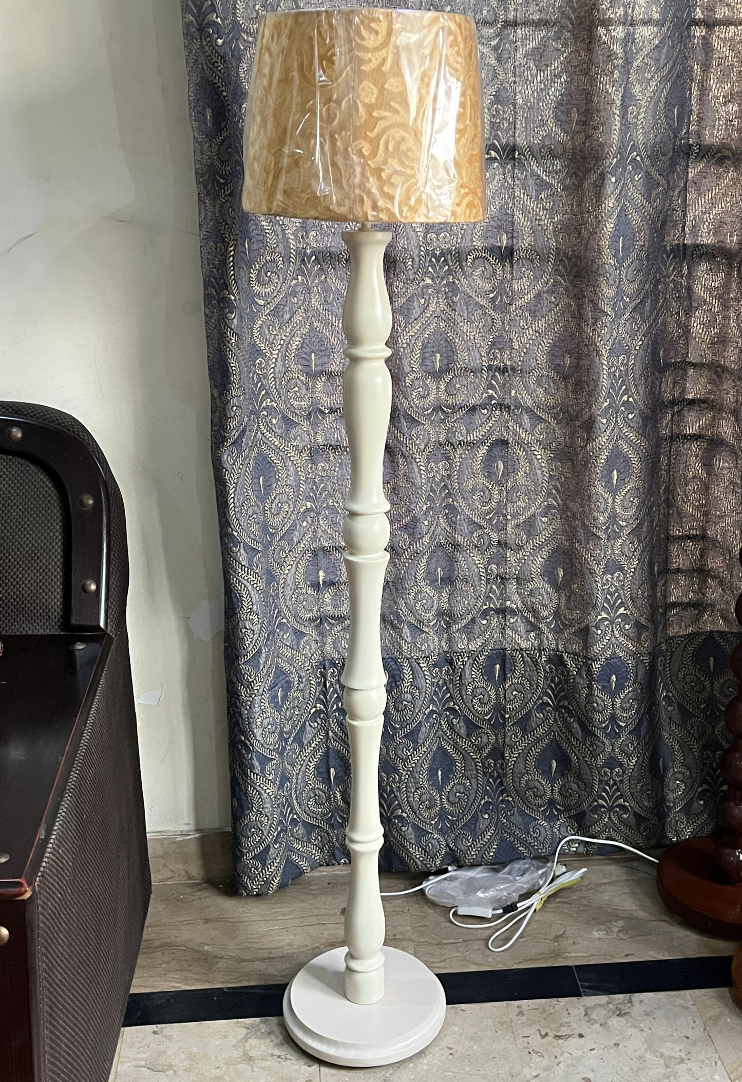 White PeaCock Wooden Floor Lamp